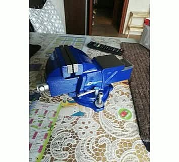 Тиски слесарные КОБАЛЬТ поворотные, ширина губок 100 мм, 7 кг, наковальня, коробка.  245-978